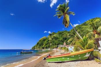 Boten op het strand van Dominica