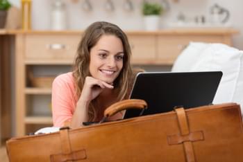 Frau bucht online