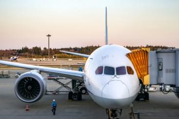 Vliegtuig op de luchthaven van Tokyo-Narita