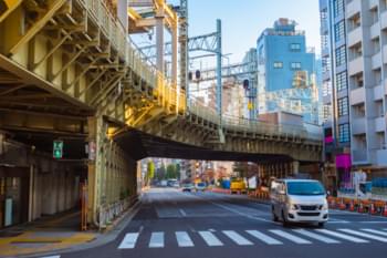 Auto op straat in Tokio