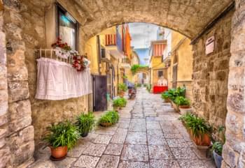 En el camino en los hermosos callejones de Bari