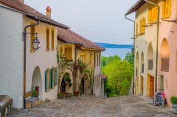 Callejón en Biel con vistas al lago de Biel