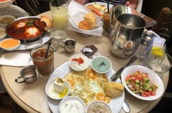 Israelisches Frühstück