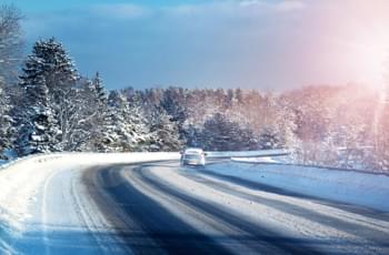 Auto fährt auf schneebedeckter Straße