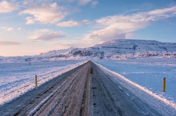 Straße auf Island im Winter