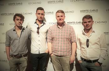 Jungs vor dem Casino Monte-Carlo in Monaco