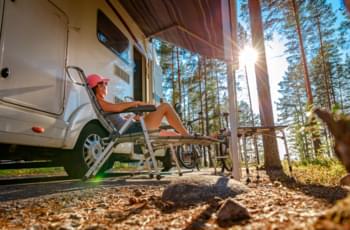 Campingtisch und -stühle dazubuchen