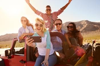 Freunde machen Foto bei Roadtrip