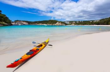 Kayak en playa de Menorca