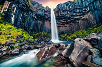 Cascada Svartifoss en Islandia