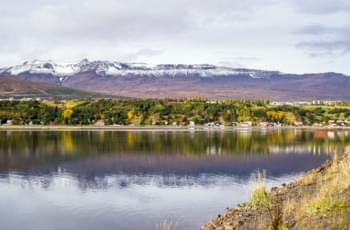 Ciudad de Akureyri en Islandia