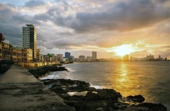 Sonnenuntergang am Malecón, Havanna