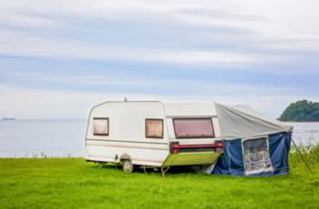 Wohnmobil mit Zelt