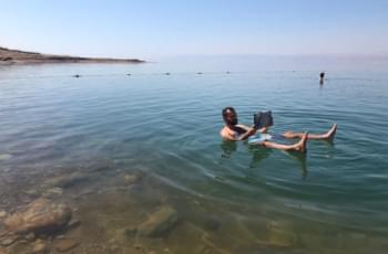 Treiben und Schwimmen im Toten Meer