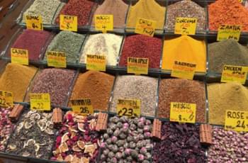 Gewürze auf dem großen Basar