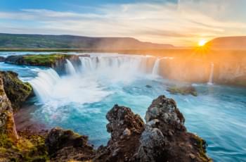 Visiter la chute d'eau de Godafoss avec la voiture de location