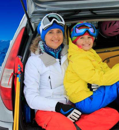 Ab auf die Piste: Wie Sie Ski, Snowboard und Co. sicher transportieren