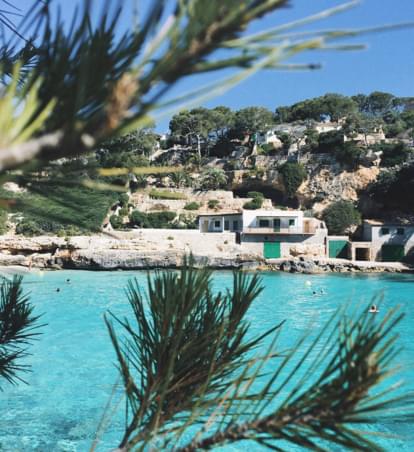 Genieße die Sommer Vibes auf Mallorca: Warum ein Mietwagen dein Ticket zur Inselfreiheit ist.
