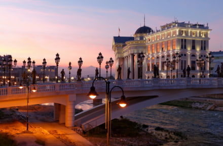 Museo y puente en Skopje