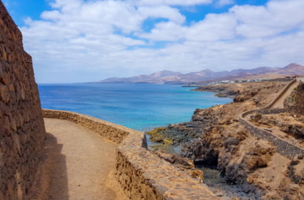 Sendero y acantilados en Puerto del Carmen