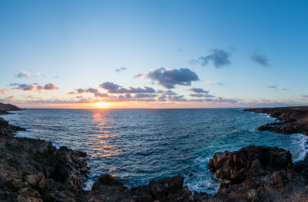 Panorama van het strand in Costa Teguise bij zonsondergang