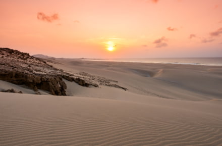 Dunas y playa al atardecer en Praia