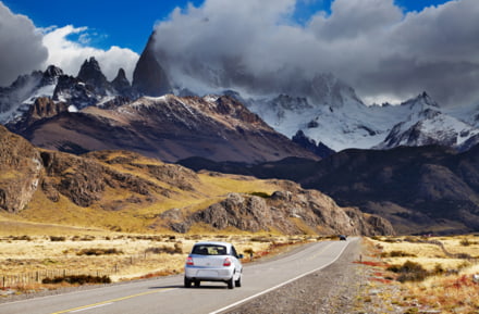 Cassaforte con una macchina a noleggio attraverso il Sud America
