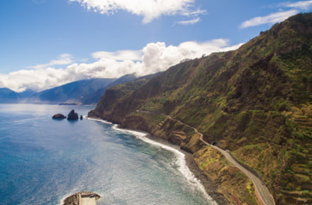 Carretera en la costa de Madeira