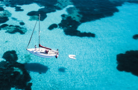 Segelboot vor Sardinien