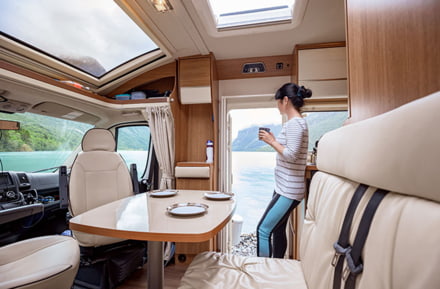 Wohnmobil mit Sitzgelegenheit