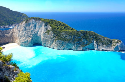 Playa y montaña en Zakynthos