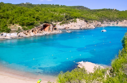 Descubra la bahía de Ibiza con un coche de alquiler