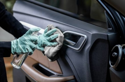 Reinigung des Mietwagens