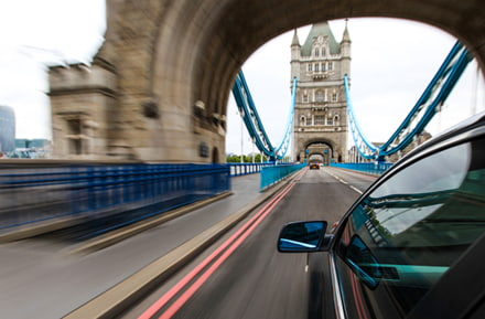 Mit dem Auto über die Tower Bridge