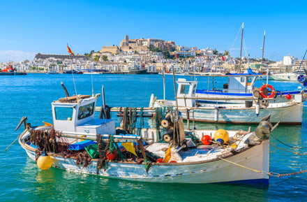Barcos en la costa de Ibiza