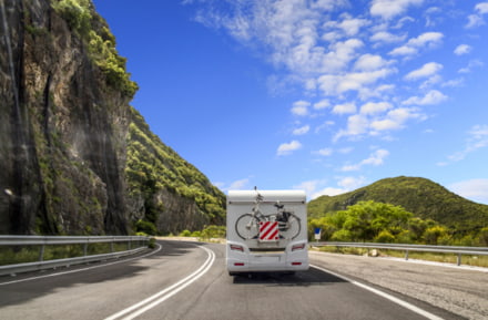 Wohnmobil mit Fahrrädern auf der Straße