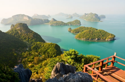 Ausblick auf Meer mit keinen Inseln in Surat Thani