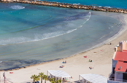En voiture de location à la plage