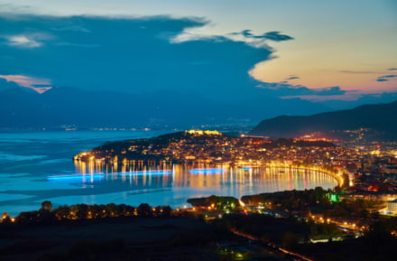 Vista nocturna de Ohrid