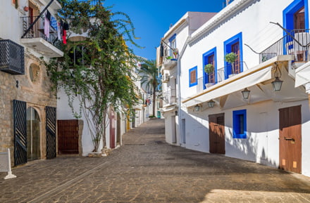 En coche de alquiler por las calles de la ciudad de Ibiza
