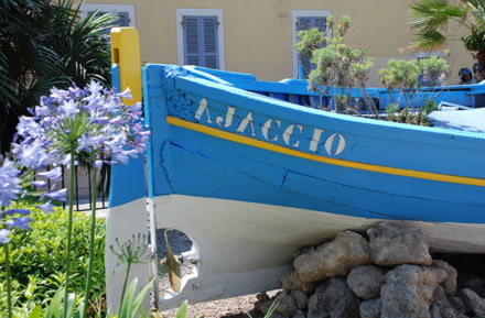 En voiture de location en Corse