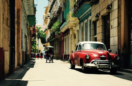 rue vieille ville la havane voiture de location ancienne rouge