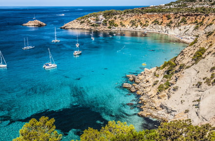 Barcos en la costa de Ibiza