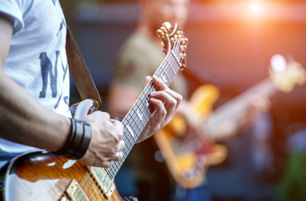Musicista con chitarra
