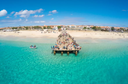 Strand met viskade Santa Maria, Kaapverdië