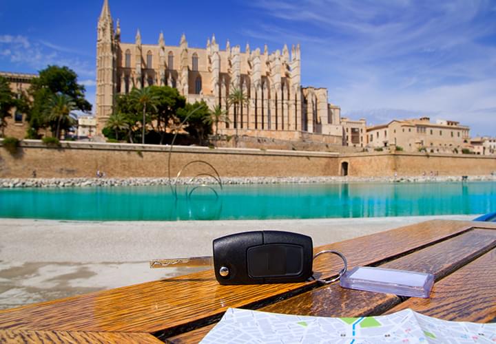 Autoschlüssel auf Tisch 