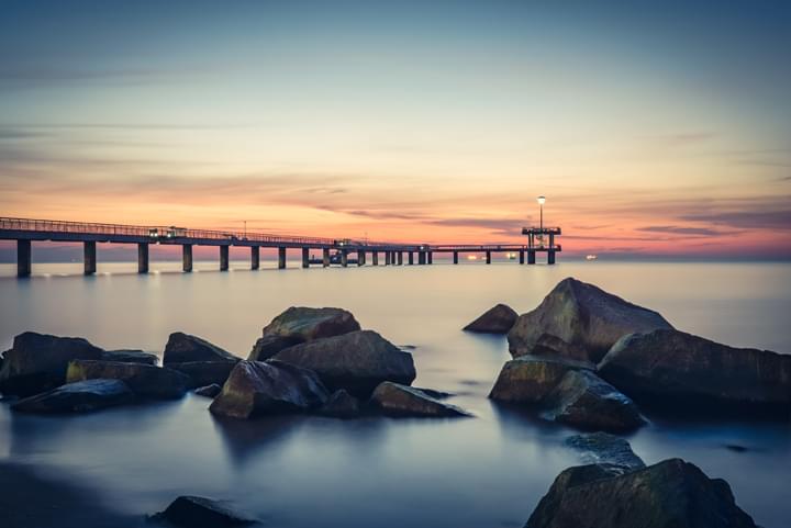 Vista del puente en Burgas, Bulgaria