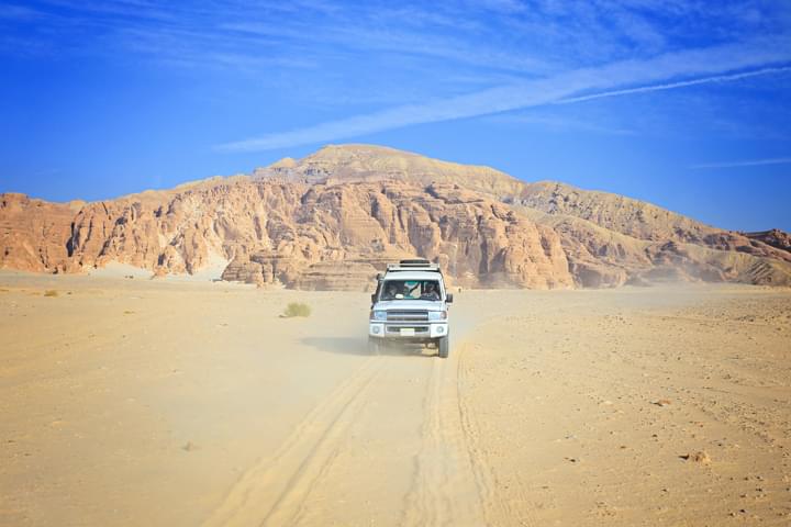 Conduciendo un coche en el desierto de Egipto