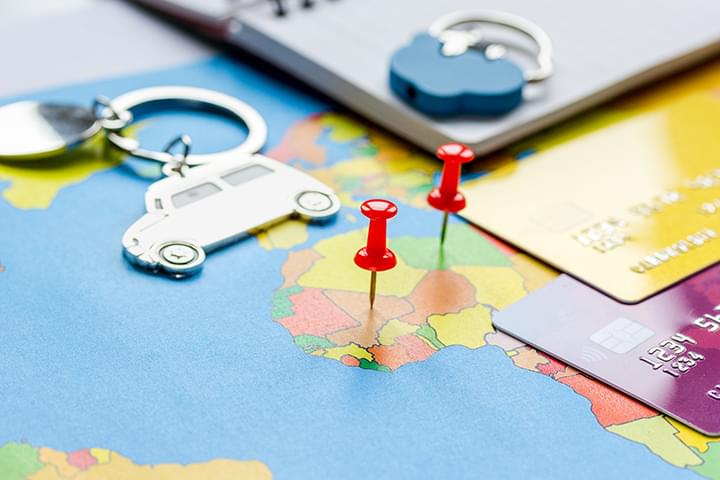 Kreditkarte auf Landkarte