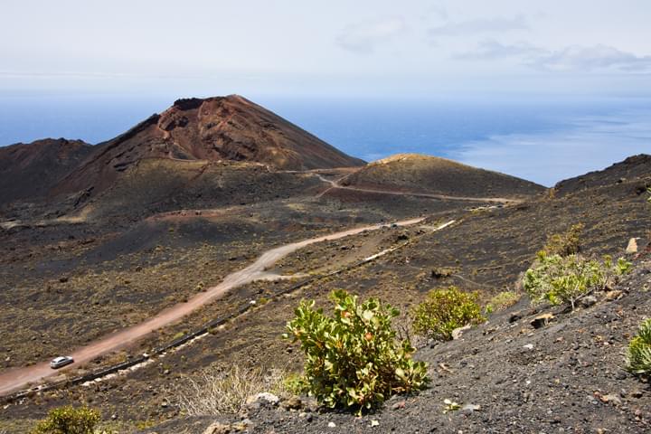 Camino en el paisaje volcánico de La Palma